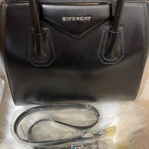 Small Givenchy Antigona bag in smooth black leather